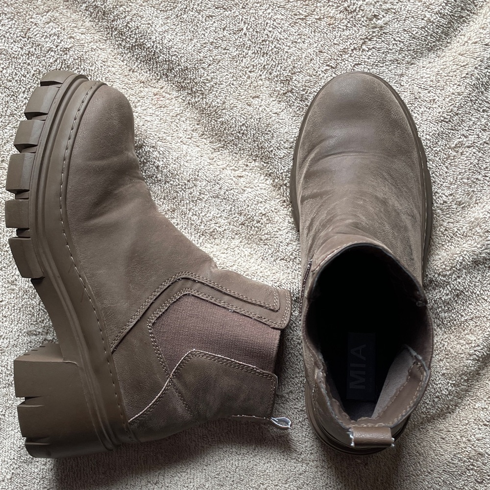 MIA 9 Tan Chunky Sole Ankle Boots